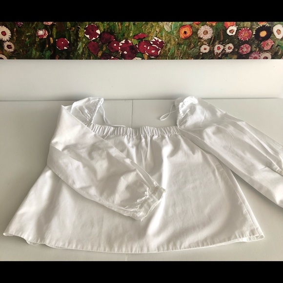 White minimalist very flattering top. - Picture 2 of 5